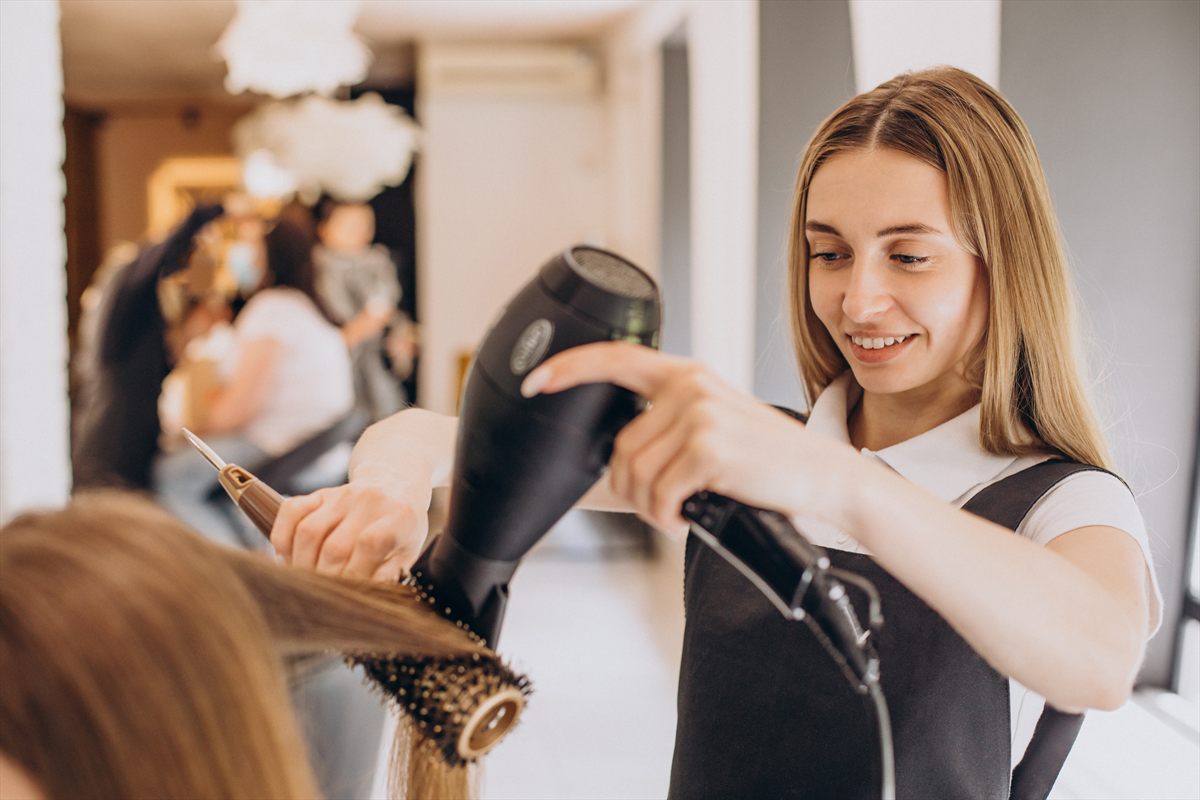 Friseursalon mit Stylingplatz und Pflegeprodukten